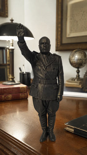 Statuetta raffigurante benito - statuetta,