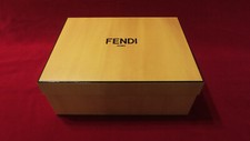 Fendi: 1 scatola vuota per scarpe di forma rettangolare di colore Giallo senape.