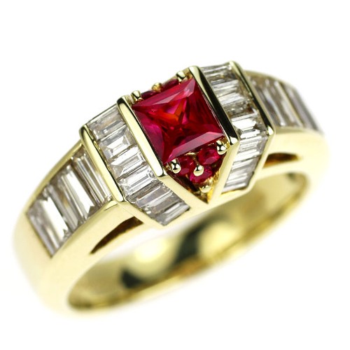 Anello con diamanti rubino