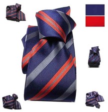 Nuova cravatta blu a righe