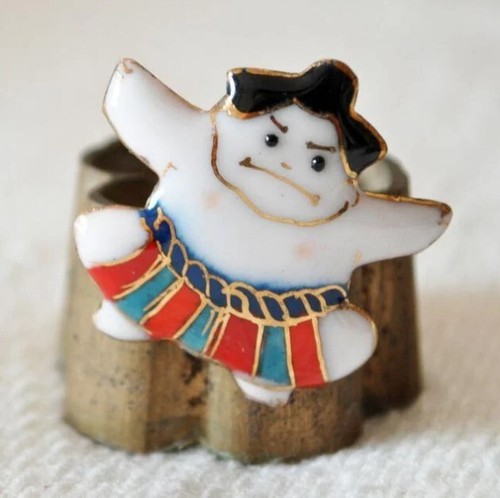 Sumo wrestler spilla - wrestler,