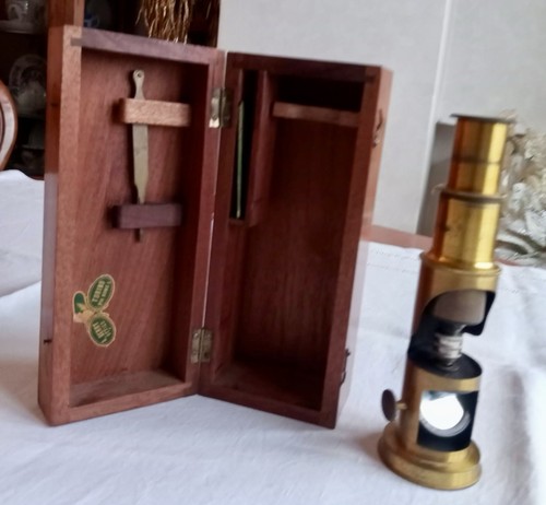 Antico microscopio portatile