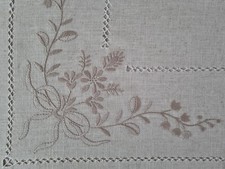 Tovaglia ricamata a mano in