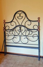 Bel letto in ferro battuto della prima metà del 900 appena restaurato, di...
