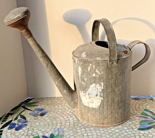 Antico annaffiatoio zincato