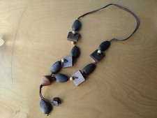 Collana con geometrie in legno