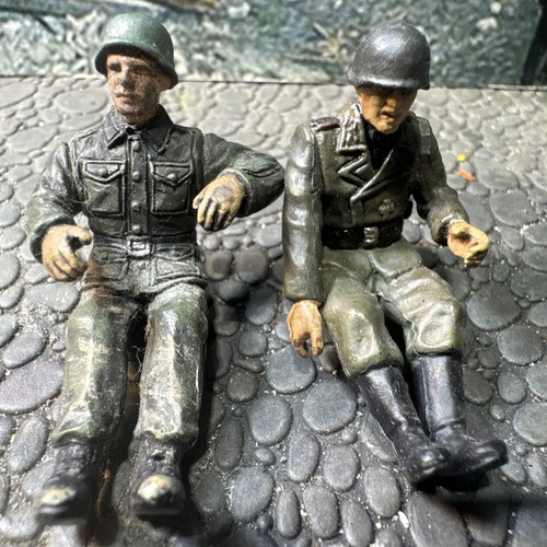 Scarce1 drivers sitting - 2-scarce1/32,