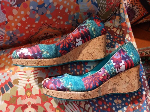 Scarpe con zeppa desigual