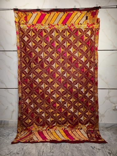 Phulkari ricamato con filo