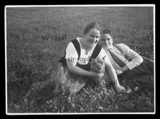 Persone che coccolano con cane