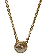 FENDI è una collana di perle