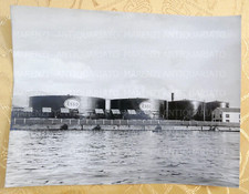 VECCHIA FOTOGRAFIA FOTO VINTAGE PETROLIO ESSO GENOVA  BENZINA PETROLIANA 1950