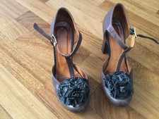 scarpa con cinturino grigia con fiore Chie Mihara