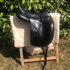 Sella da dressage nera di