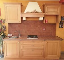 cucina per taverna in noce color miele praticamente nuova mai usata.