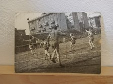 Partita di calcetto in quartiere periferia Italiana e panni stesi anni '50