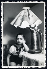 ragazzo carino con lampada