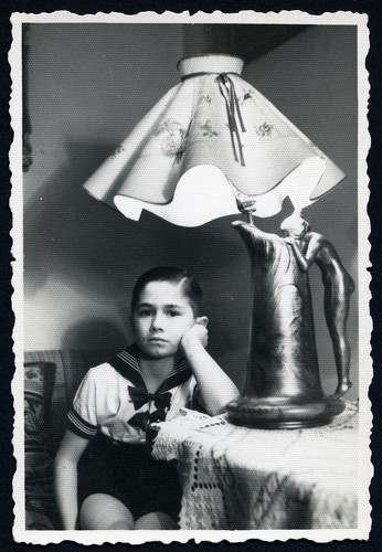 Ragazzo carino con lampada - ragazzo,