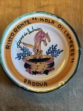 piatto Buon Ricordo Padova Isola Di Caprera Lepre In Salmi 5F Foglie Blu 1970