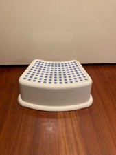 Sgabellino/alzatina con dettagli in materiale antiscivolo