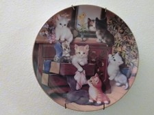 Due piatti decorativi con