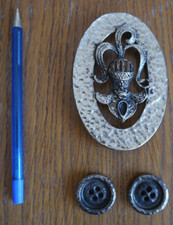 Vecchia fibbia cinta con cavaliere medievale rinascimentale e due bottoni