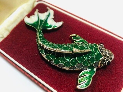 Bellissima spilla carpa koi