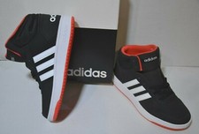 Scarpa Adidas nera e bianca, alta, modello casual/sportivo, uomo