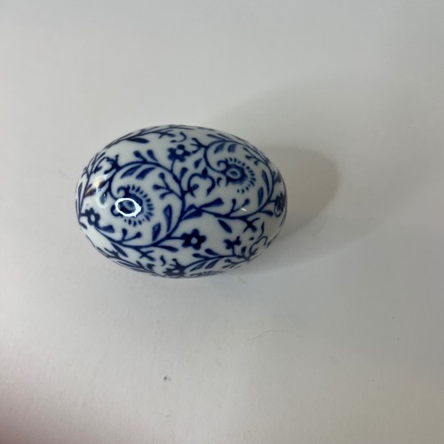 Uovo floreale bianco blu