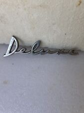 stemma logo auto "Deluxe" Vintage per auto a me sconosciuta. In metallo