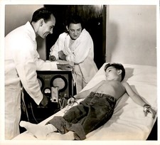 GA256 1953 Foto originale GIOVANI PAZIENTI TEST ELETTROMIOGRAFO PER RICERCA POLIO