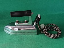 VECCHIO FERRO DA STIRO VINTAGE ELETTRICO CON MANICO IN LEGNO FUNZIONANTE. CK37