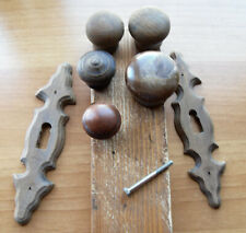 N°  5 MANIGLIE A POMELLO E 2 BOCCHETTE IN LEGNO LAVORATO PER MOBILI -