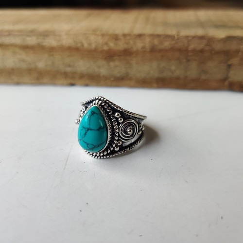 Bellissimo anello con pietre