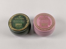 Voluspa Wicked 4 oz mini set di latta - Yuzu rosa (Glinda) e foresta di Banyan (Elphaba)