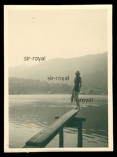 Bella donna guarda il sole