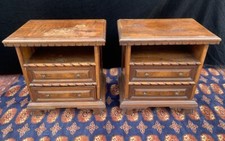 Coppia di comodini in noce