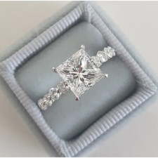 Anello con diamanti per