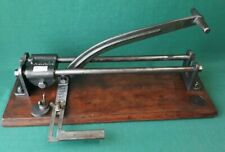 ANTICA E RARA MACCHINETTA MANUALE TAGLIAPIASTRELLE AKARO GHISA FERRO LEGNO. *48