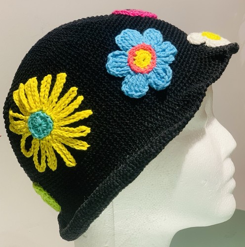 Cappello nero fatto mano - mano, di