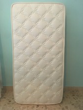 Stupendo materasso da culla di colore bianco...