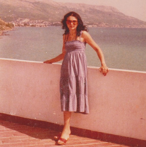Attraente giovane donna
