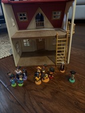 Piccola casa delle bambole con