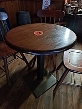 Tavolino rotondo artigianale birreria tavernetta. Altezza 74 cm diametro 69 cm. 