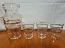 brocca in vetro decorato con