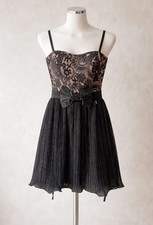 Abito smanicato con pizzo