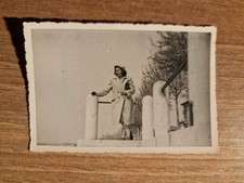 20675. Fotografia donna in posa foto Limonta oliveto Lario lecco 9x6