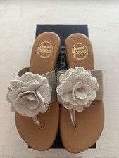 Sandalo Andre Assous con fiori