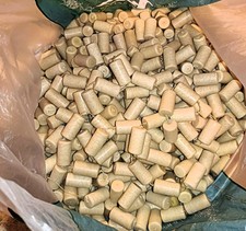 TAPPI DI PLASTICA DA BOTTIGLIA di VINO TUTTI UGUALI  Kg. 5 puliti usati bucati