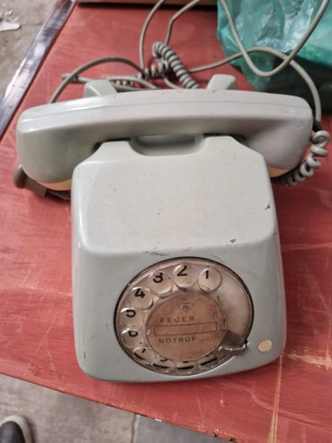 Vecchio telefono fisso - vecchio,
